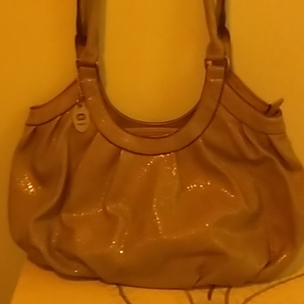 "New" Hang Purse. Poshmark payment rules only. Excellent conditions.